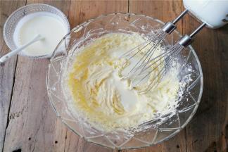 再分3次倒入混合好的奶油炼乳，每次打至吸收后再倒入