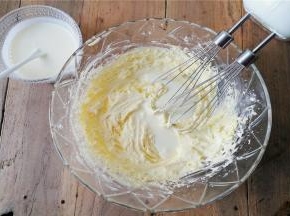 再分3次倒入混合好的奶油炼乳，每次打至吸收后再倒入