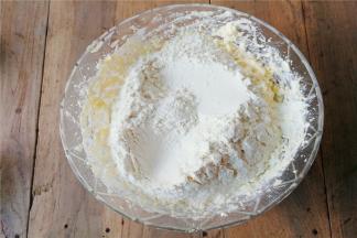 筛入混合好的面粉