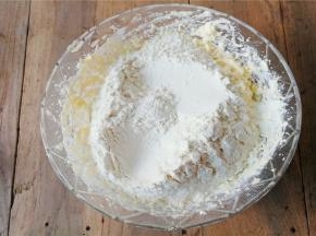 筛入混合好的面粉