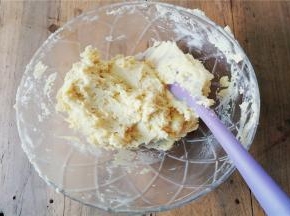 均匀搅拌至无面粉颗粒，切勿过度搅拌