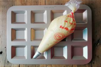 把混合好的面糊装入裱花袋备用