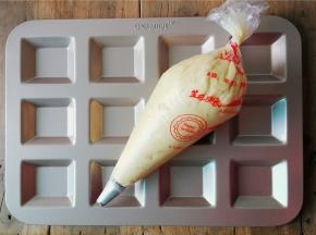 把混合好的面糊装入裱花袋备用