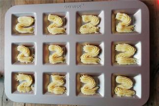 在方形模具盘中挤出形状