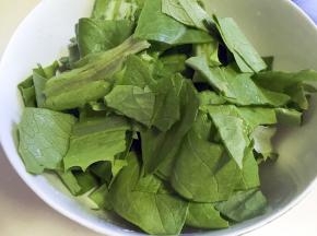 油麦菜洗净切段备用