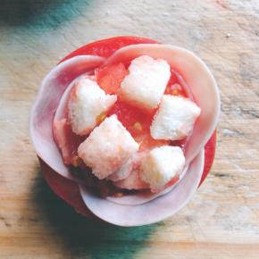 将吐司填满番茄