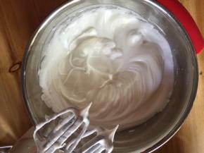 蛋清用电子打蛋器打发，分3次加入60g细砂糖，打至硬性发泡，打蛋器提起有直立小尖