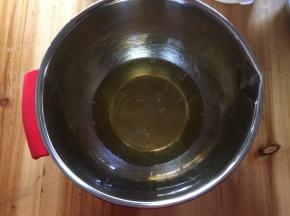 将蛋黄蛋清分离，蛋清装入无水无油的打蛋盆