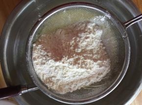 过筛加入低粉搅拌均匀成蛋黄糊