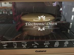 然后将1/3打发的蛋白倒入蛋黄糊中翻拌均匀，再倒回蛋白中翻拌均匀。倒入模具中送入提前预热好的烤箱下层，160度，上下火烘烤55分钟（时间与温度只供参考）