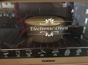 然后将1/3打发的蛋白倒入蛋黄糊中翻拌均匀，再倒回蛋白中翻拌均匀。倒入模具中送入提前预热好的烤箱下层，160度，上下火烘烤55分钟（时间与温度只供参考）