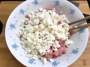 猪肉剁成末后放入切成小粒的荸荠。