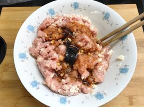 加入料酒、生抽、蚝油等调料拌匀。