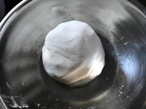 糯米粉加开水揉成软硬合适不粘手的团。