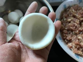 取一个剂子捏成碗状。