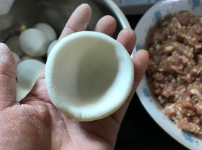 取一个剂子捏成碗状。