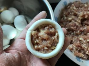 包入适量肉馅。