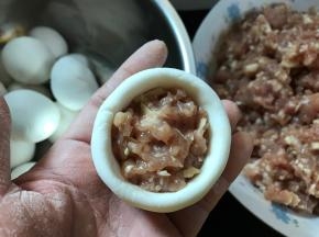 包入适量肉馅。