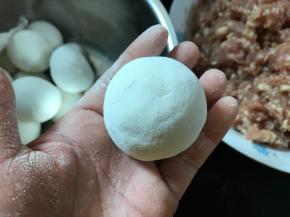 慢慢用虎口收拢后捏紧收口。