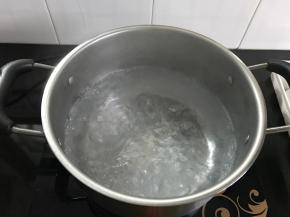 锅中放适量水煮开。