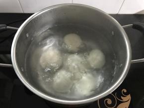 放入包好的汤圆。