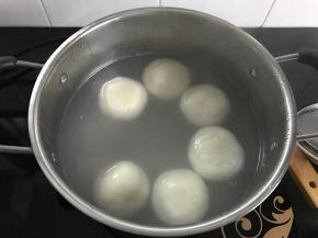 大火煮开后转小火慢慢煮至汤圆浮起即可。