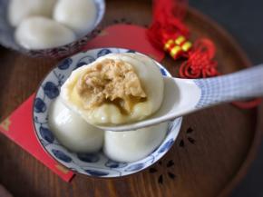 皮薄馅多，一口咬下去，满嘴全是汤汁肉馅。