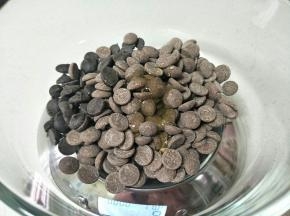 巧克力承重后，加入水怡或蜂蜜。