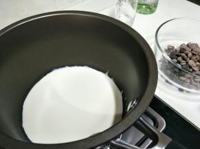 淡奶油煮开。