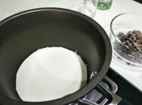 淡奶油煮开。