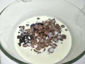 倒入放巧克力的容器中。