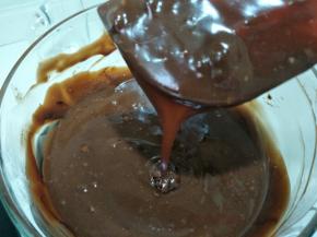 使得巧克力全部融化，细腻的状态。