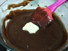 加入黄油，搅拌融化。