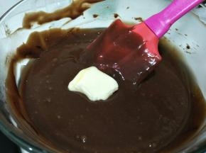 加入黄油，搅拌融化。