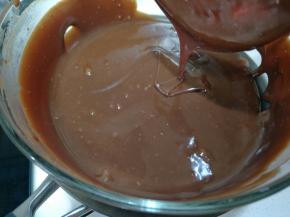 得到有光泽细腻的巧克力糊。