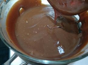 得到有光泽细腻的巧克力糊。