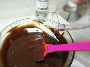 倒入少量朗姆酒