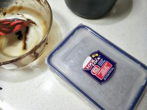 之后就可以用热刀切成自己想要的形状了。如果追求完美，可以入冷冻，稍微冻硬后切。也可以，撒可可粉搓成圆形。