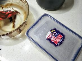 之后就可以用热刀切成自己想要的形状了。如果追求完美，可以入冷冻，稍微冻硬后切。也可以，撒可可粉搓成圆形。