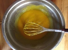 蛋黄用蛋抽搅拌均匀