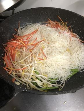 起油锅，把米粉芽菜红罗卜丝下锅翻炒一会，然后加入韭菜花，叉烧丝，加入酱油调味，翻炒均匀，可加盖焖一下，最后加入葱段，翻炒片刻上盘。