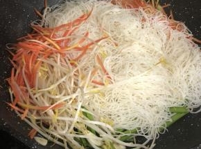 起油锅，把米粉芽菜红罗卜丝下锅翻炒一会，然后加入韭菜花，叉烧丝，加入酱油调味，翻炒均匀，可加盖焖一下，最后加入葱段，翻炒片刻上盘。