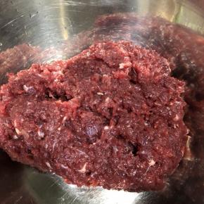 牛肉剁碎，备用