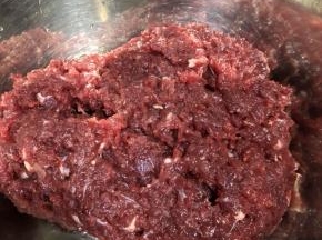 牛肉剁碎，备用