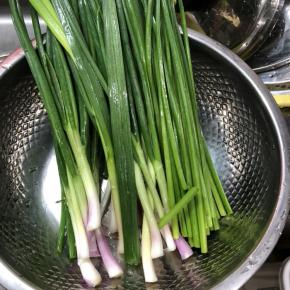 葱和韭菜花切段