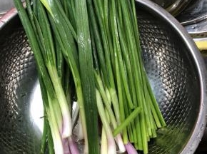 葱和韭菜花切段
