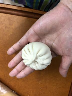 包入牛肉馅，包成包子状