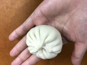 包入牛肉馅，包成包子状
