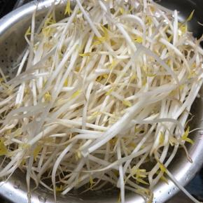 豆芽洗净，追求完美的可以去头尾：）