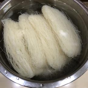 米粉用温水泡15分钟，取出沥干水分